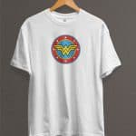 Remera Estampada Unisex Wonder Woman Shield Logo – Blanca