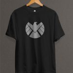 Remera Estampada Unisex S. H. I. E. L. D. Logo – Negra